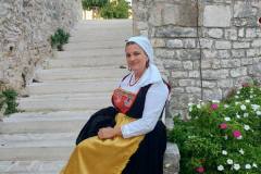 6-Ivanin-kostimirani-lik-Cuvarice-bastine-lokalne-zene-u-narodnoj-nosnji-koja-zna-sve-o-obicajima-pricama-i-biogradskim-legendama