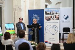 covjek-je-covjeku-lijek-7