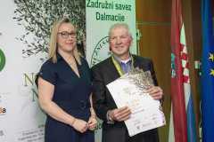 6_Zlatni-maslinar-u-Top-pet_OPG-BOZIC-VLADO-Motovun-za-ekstra-djevicansko-maslinovo-ulje-CESAR-sorte-istarska-bjelica