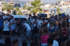 Okupljeni-posjetitelji-pred-utrkom-tovara