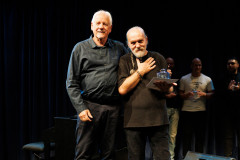 Davor-Petrovic-ravnatelj-i-Mario-Kronauer-Candoti-koji-je-osvojio-glavnu-nagradu-Glas-kantautora-Foto-B.Bogdanic