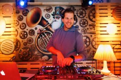 DJ-Ante-Dujic-Bozicni-gramofon-03.12.2025-foto-Bojan-Bogdanic-07.jpg_1600x1067