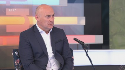 DJH-TRUT195_frame_1412