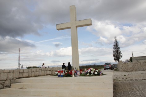 Spomen križ na mjesnom groblju u Škabrnji (Foto: Ivan Katalinić)