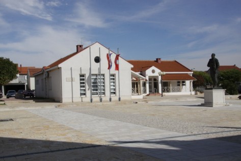 Općina Škabrnja i kip Dr. Franje Tuđmana (Foto: Ivan Katalinić)