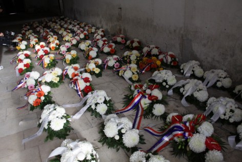 Udruga civilnih stradalnika domovinskog rata djeli cvijeće (Foto: Ivan Katalinić)