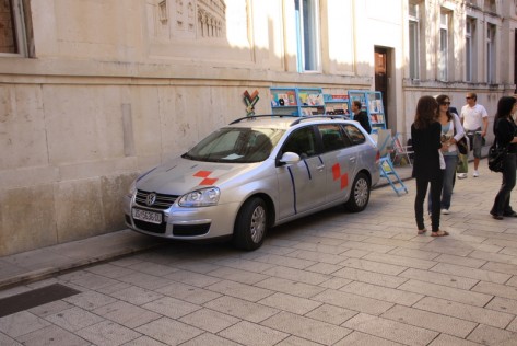 Nepropisno parkirano HRT vozilo (Foto: Ivan Katalinić)