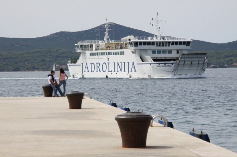 Ljudi na rivi i trajekt Juraj Dalmatinac (Foto: Ivan Katalinić)