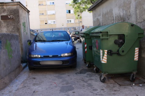Nepropisno parkirani automobil (Foto: Ivan Katalinić)