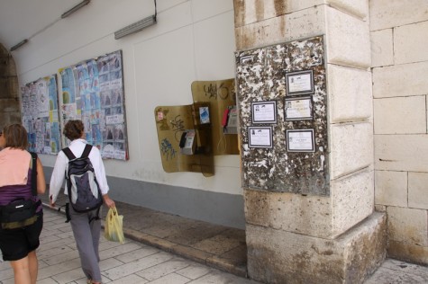 Oglasna ploča, telefonska govornica, osmrtnice (Foto: Ivan Katalinić)