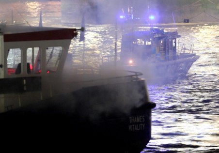 Police boat at night (Foto: DPA/PIXSELL)