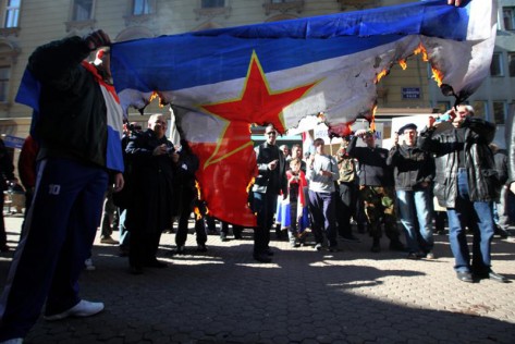 Spaljivanje zastave ispred tjednika Novosti (Foto: PIXSELL)