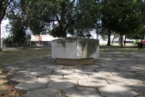 Spomenik partiji, muraj (Foto: Ivan Katalinić)