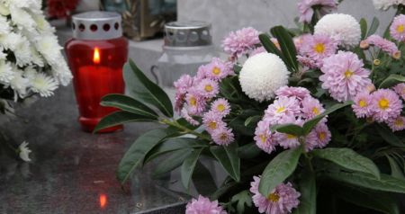 Svijeće i cvijeće (Foto Ivan Katalinić)