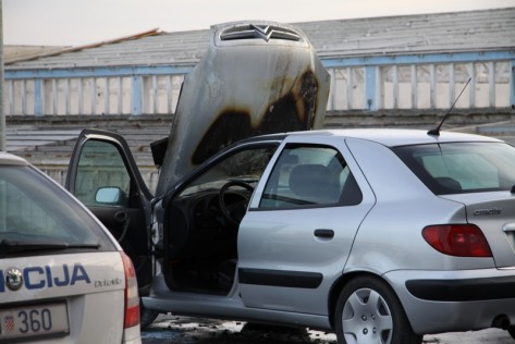 Zapaljeni automobil (Foto: Žeminea Čotrić)