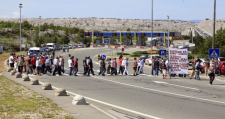Krcki most, 14.06.2012 - Radnici Dine jutros oko 10 sati blokirali su promet krckim mostom u znak prosvjeda zbog sest neisplacenih placa