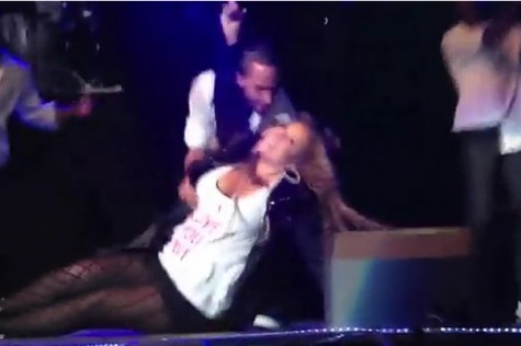 Mariah Carey pad na pozornici