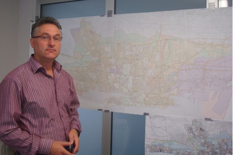 Željko Predovan s kartom (Foto: Mario Nakić)