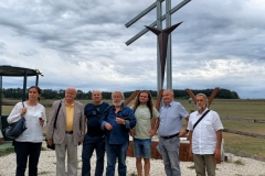 6.-Hrvatski-pjesnici-kod-Spomenika-buducnmosti-podignutog-na-Zeljeznoj-zavjesi-u-Koljniofu