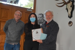 1.-Ljubica-Jembrih-i-dr.-sc.-Boris-Beck-urucuju-Bilosnicu-nagradu