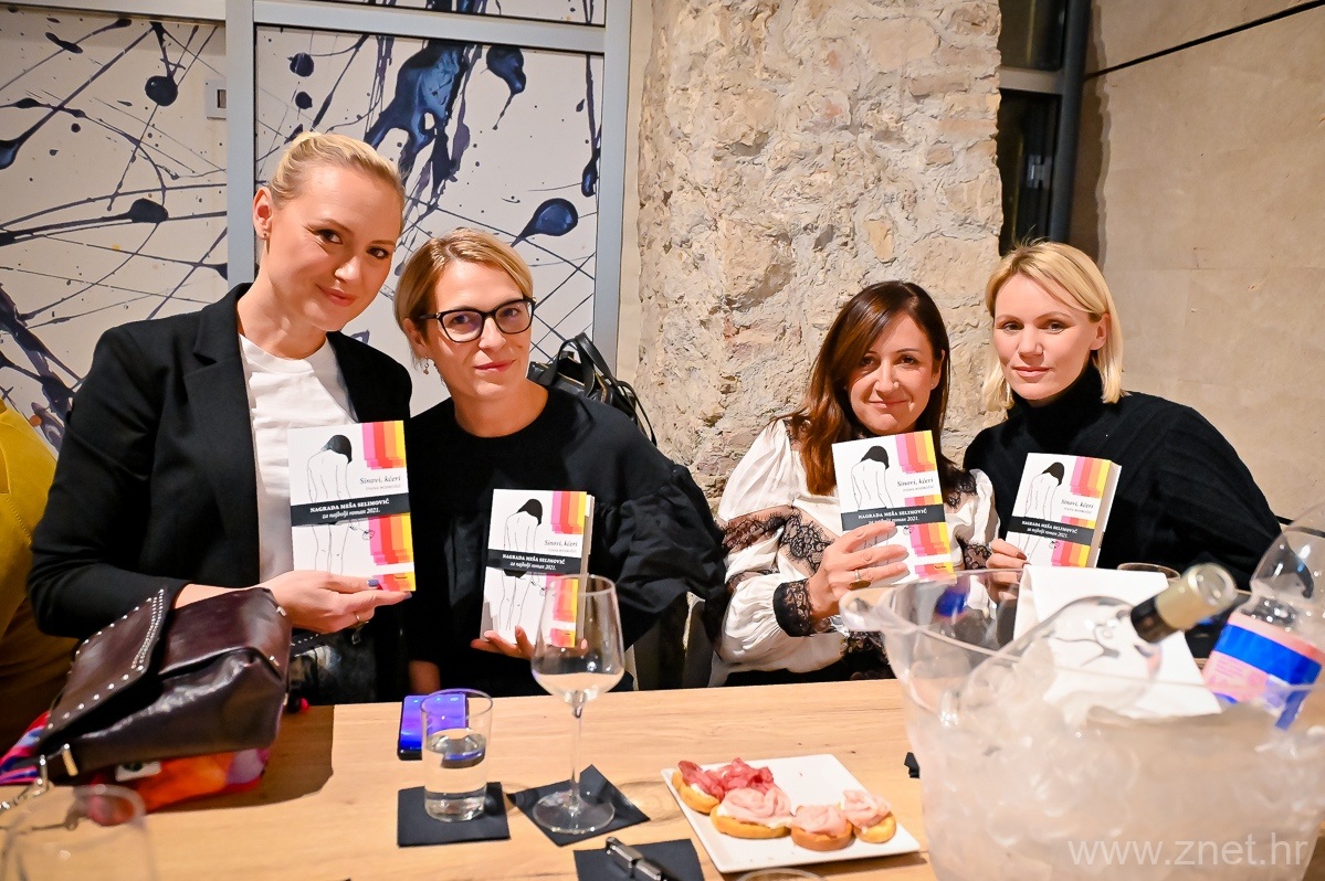 Book_club_19_11_21_-10-of-64