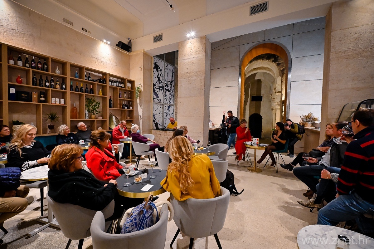 Book_club_19_11_21_-12-of-64