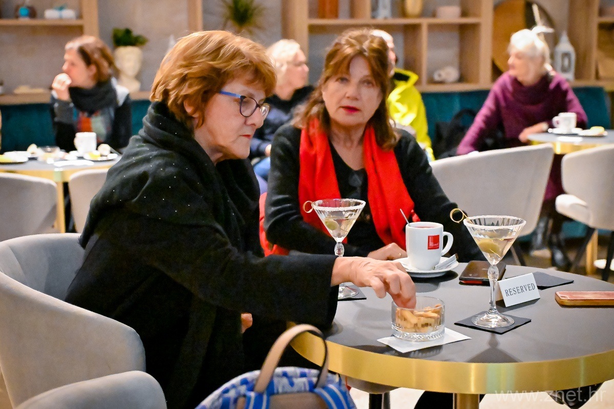 Book_club_19_11_21_-2-of-64