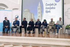 covjek-je-covjeku-lijek-20