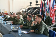 U vojarni Pukovnik Mirko Vukušić u Zemuniku kod Zadra u srijedu, 8. rujna 2021., održan je sastanak predstavnika Međunarodnog središta za obuku specijalnih zračnih snaga (Multinational Special Aviation Training Centre - MSAP TC) sa predstavnicima NATO-ovog Zapovjedništva za specijalne operacije (NSHQ), zapovjednicima i predstavnicima specijalnih snaga iz Bugarske, Grčke, Hrvatske (Zapovjedništvo specijalnih snaga), Mađarske, Italije, Nizozemske, Poljske i Sjedinjenih Američkih Država, kao i predstavnicima Hrvatskog ratnog zrakoplovstva. Sudionici sastanka borave u radnom posjetu MSAP-u održanom  u organizaciji MSAP-a i NSHQ-a uz potporu Glavnog stožera OSRH s ciljem predstavljanja dostignutih sposobnosti Središta, kao i razmjene mišljenja o daljnjem razvoju NATO-ovih specijalnih zračnih snaga | Foto: MORH/ T. Brandt