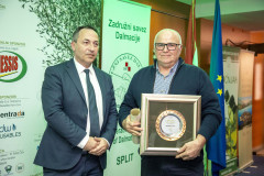 4_Priznanje-Josko-Niskota-uzornom-maslinaru_Miodrag-Desa